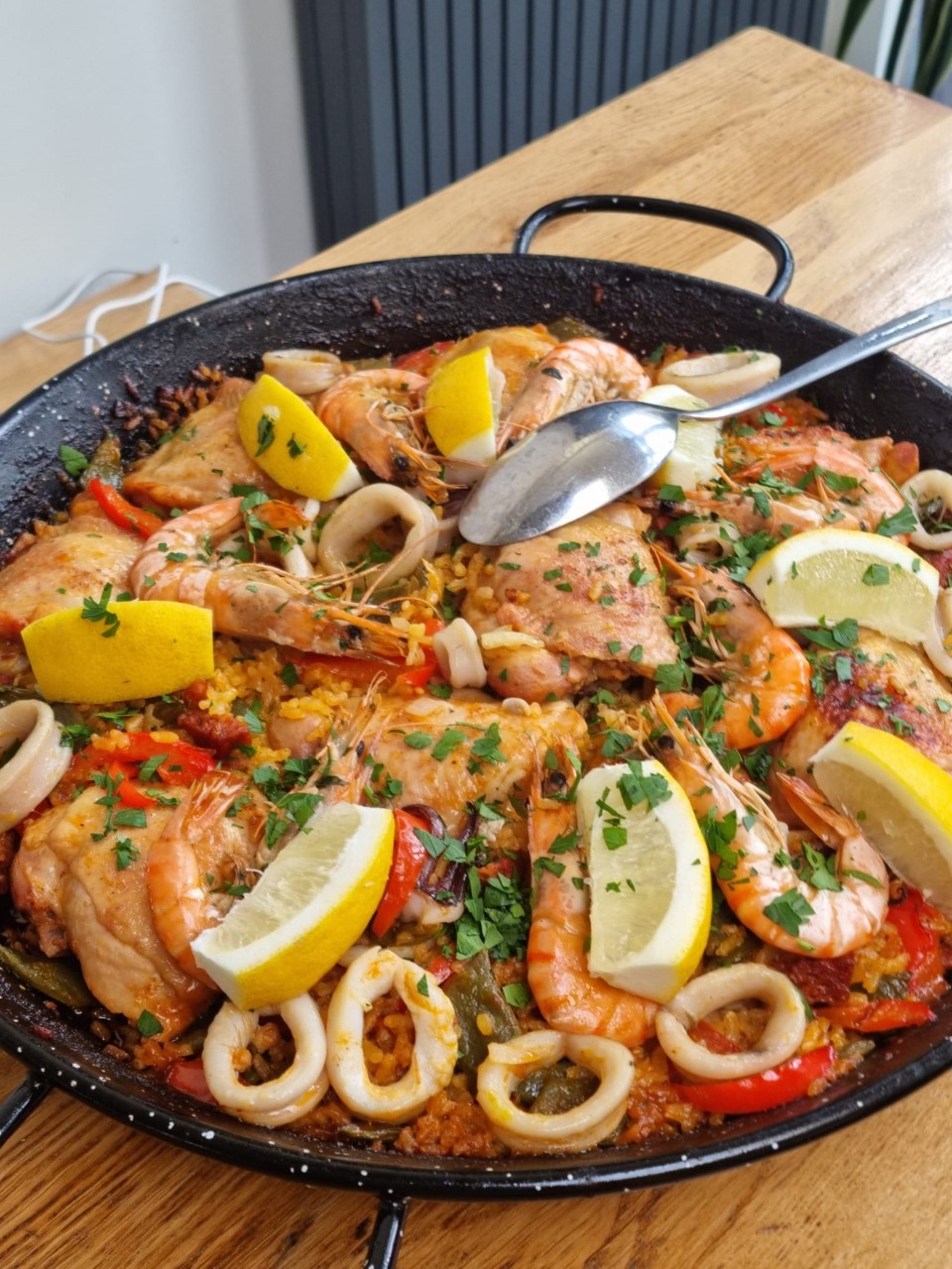 Grote paellapan met verse ingrediënten tijdens tuinfeest